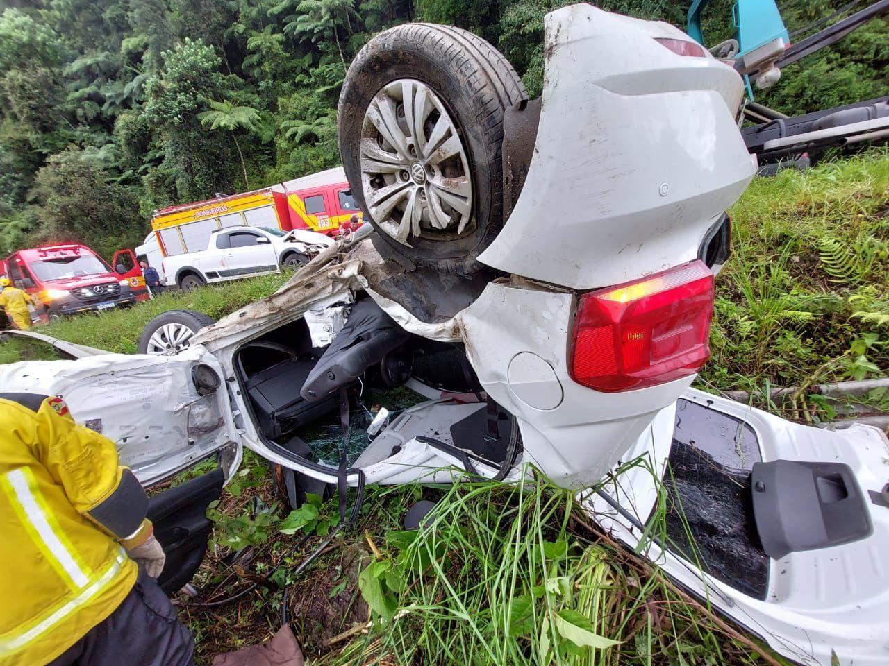 Mulher fica gravemente ferida em colisão seguida de capotamento