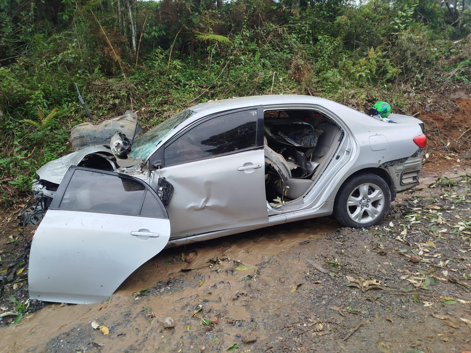 Mulher fica presa em carro após capotamento na SC-350, em Ituporanga