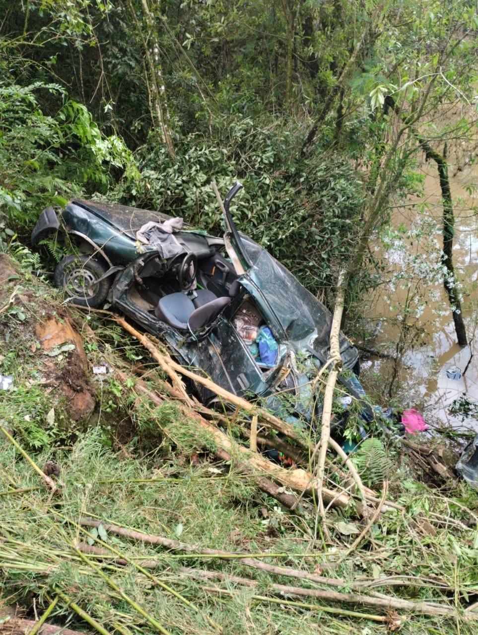 Mulher morre após carro de Ituporanga capotar na BR-470 e parar à beira de rio