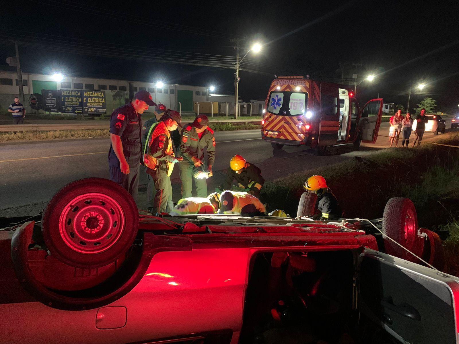 Mulher morre em capotamento de caminhonete na BR-470 em Rio do Sul