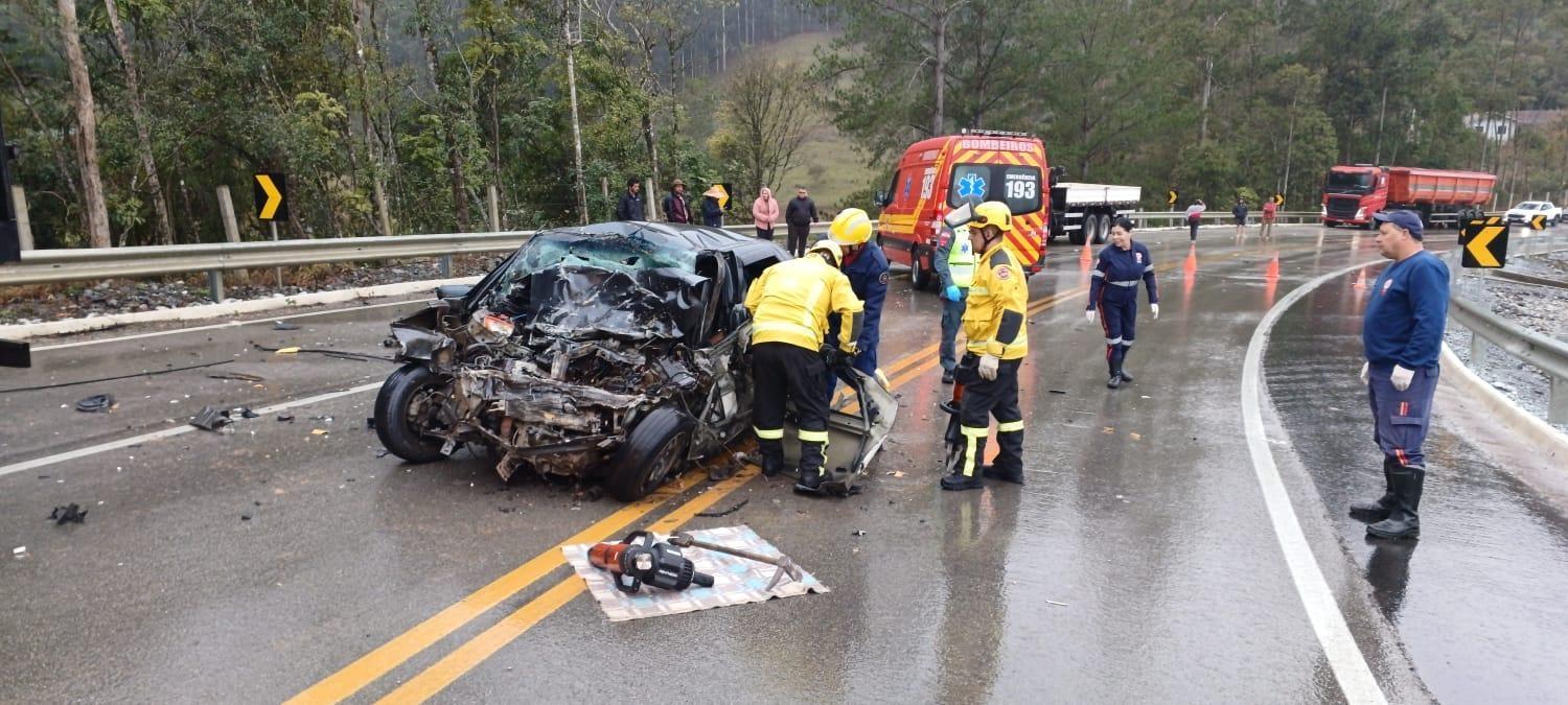 Mulher morre em colisão entre carro e caminhão na SC-350, em Ituporanga