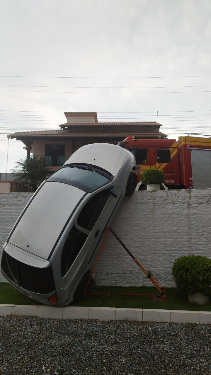 Mulher sai ilesa de acidente após veículo sair da estrada e cair dentro de pátio de empresa