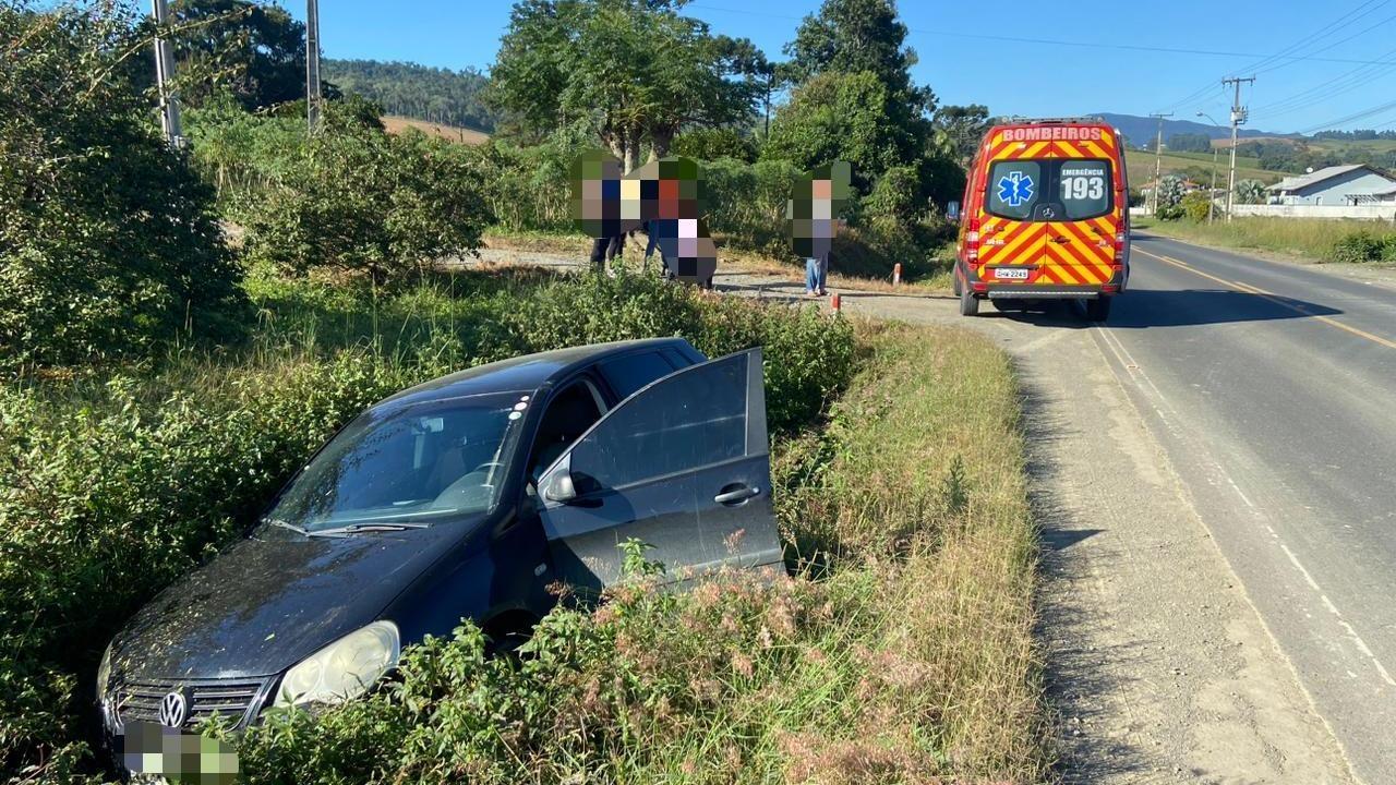 Motorista é conduzida ao hospital após saída de pista na SC-110 em Rio Antinhas
