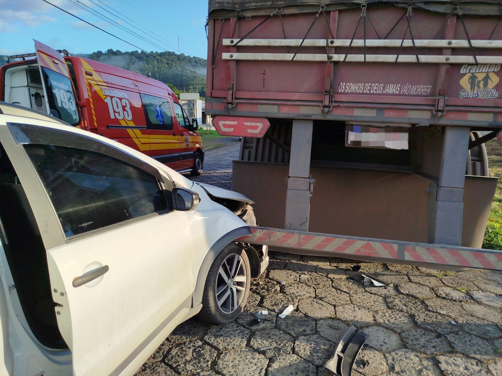 Mulher tem ferimentos leves após colidir em caminhão estacionado