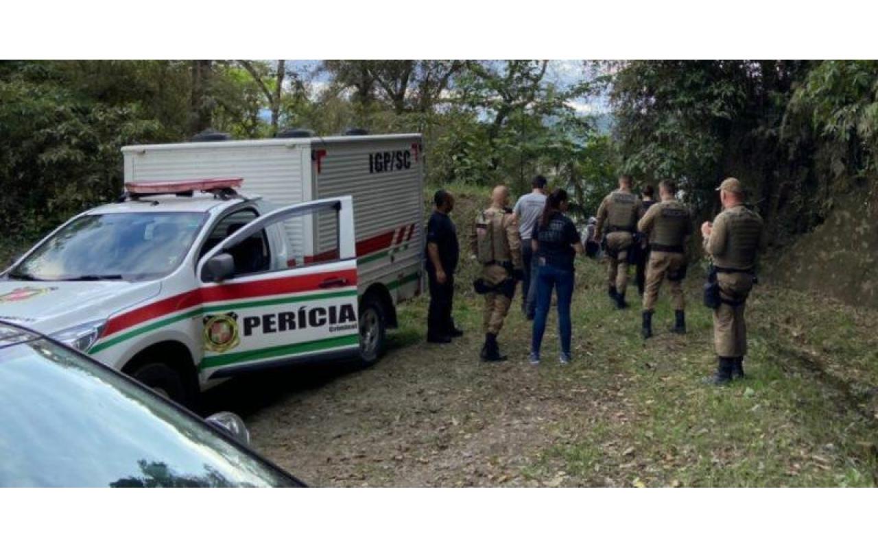 Mulheres achadas mortas na mata em Rio do Sul podem ter se envolvido com tráfico de drogas, diz delegado
