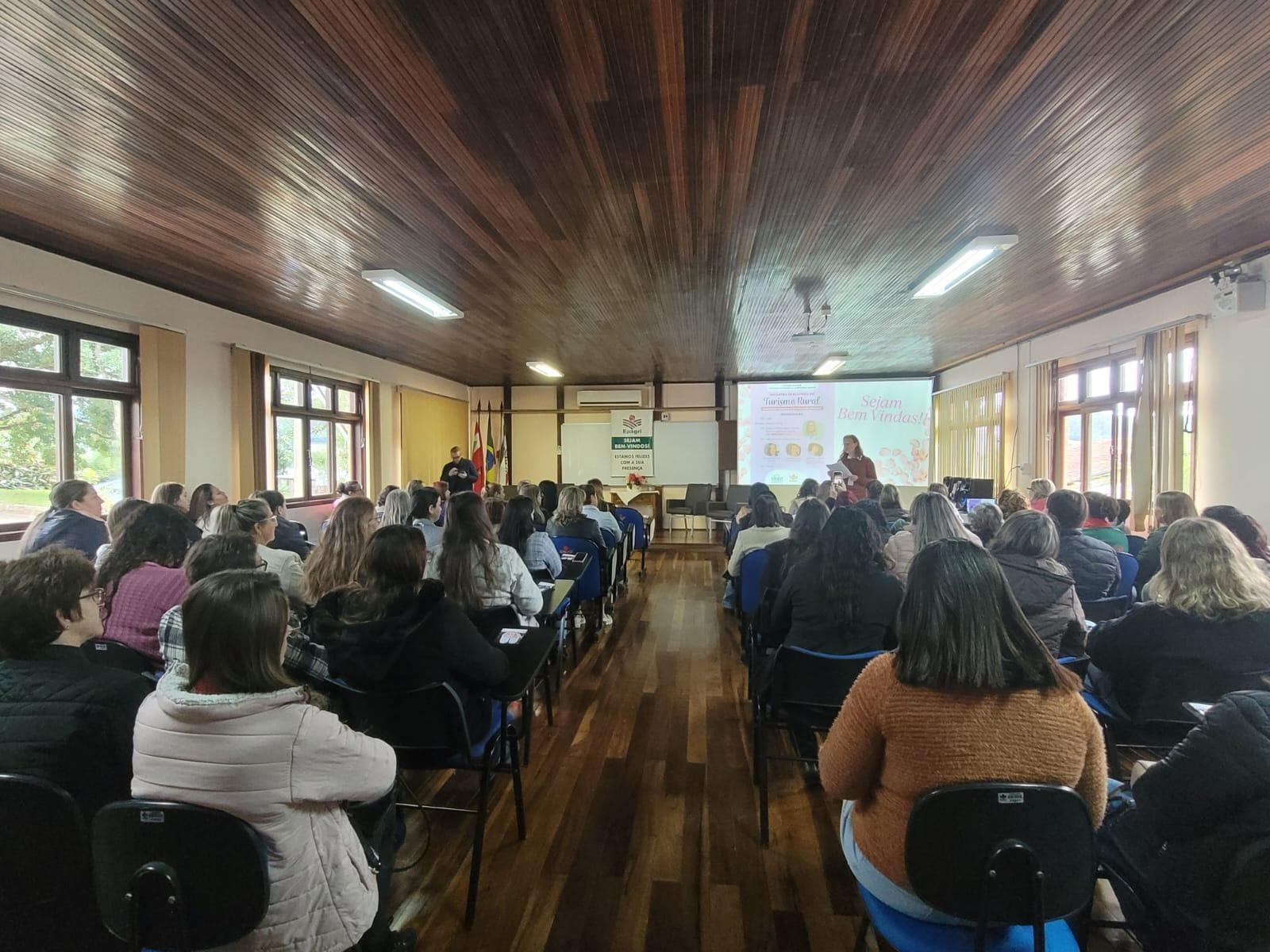 Mulheres do Alto Vale participam de capacitação em turismo rural no CETRAG, em Agronômica