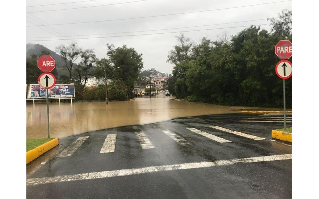 Nível de rio chega a 7,45 metros e Rio do Sul enfrenta situação de enchente