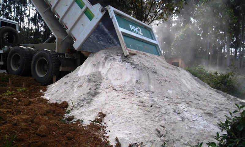 70 cargas de calcário vão ser distribuídas em Chapadão do Lageado