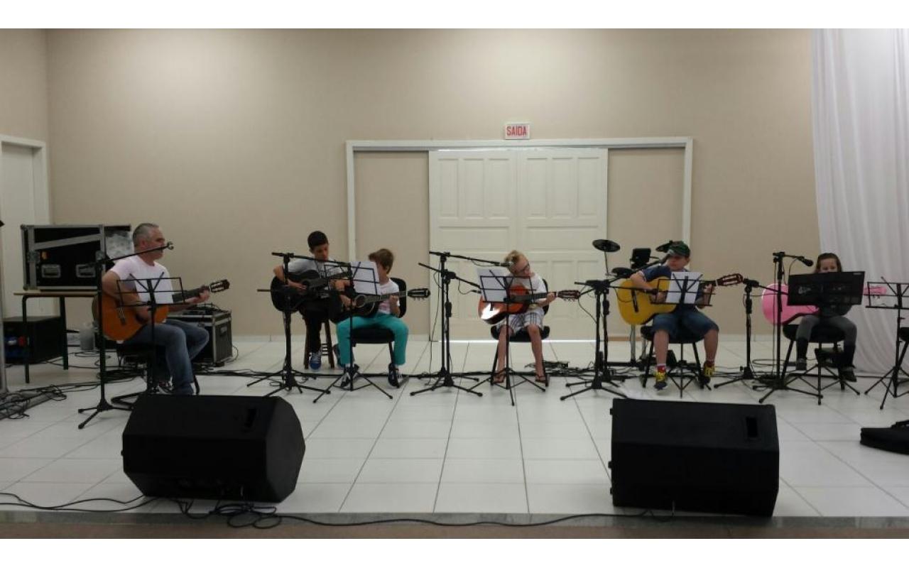 70 crianças se apresentam em recital de violão nesta sexta em Ituporanga