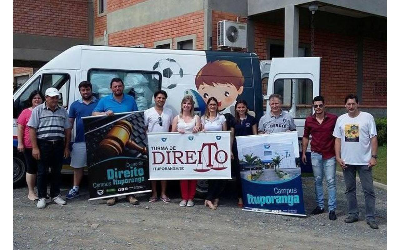 Acadêmicos da UNIDAVI de Ituporanga entregam donativos em Rio do Oeste 
