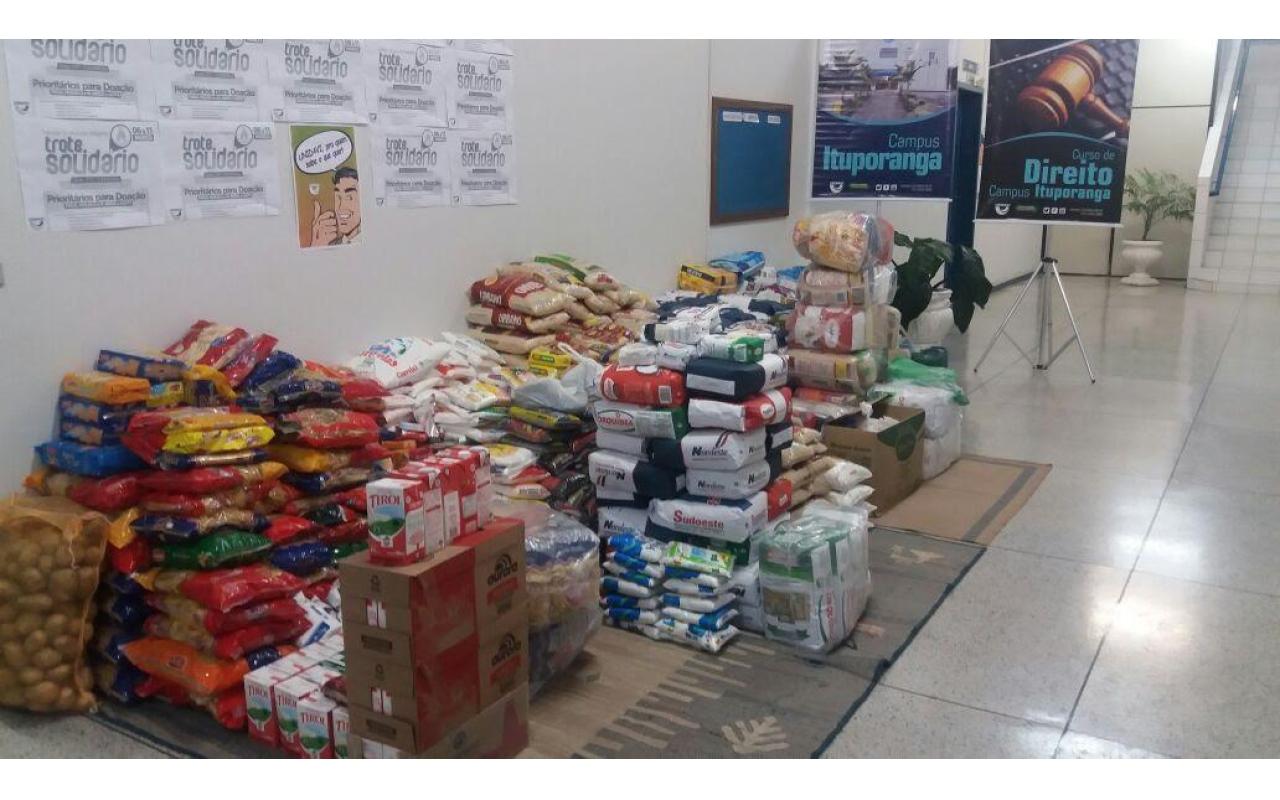 Acadêmicos de Direito da Unidavi de Ituporanga arrecadam mais de duas toneladas de alimentos em Trote Solidário
