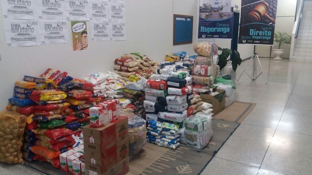 Acadêmicos de Direito da Unidavi de Ituporanga arrecadam mais de duas toneladas de alimentos para o AMA
