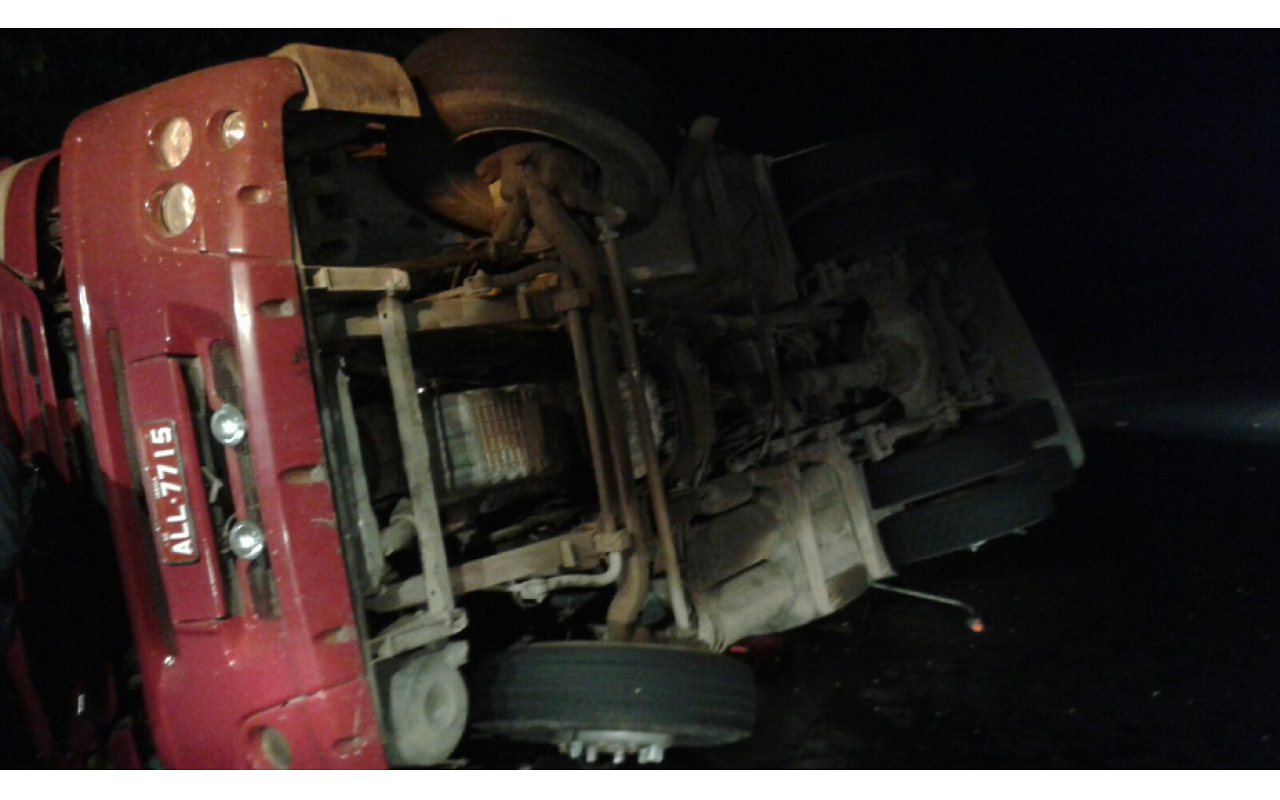 Acidente com caminhão de Imbuia é registrado na BR-470