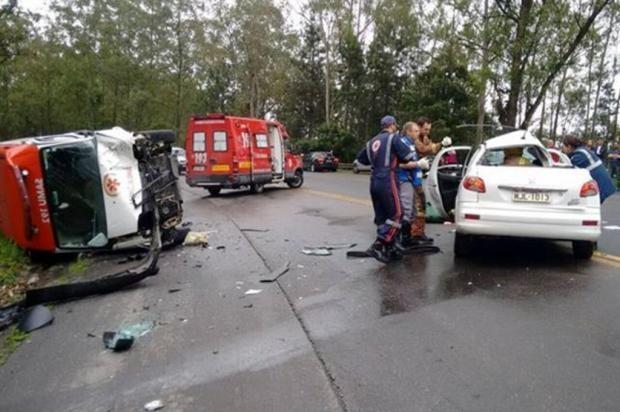 Acidente entre ambulância e carro deixa homem gravemente ferido em Ibirama