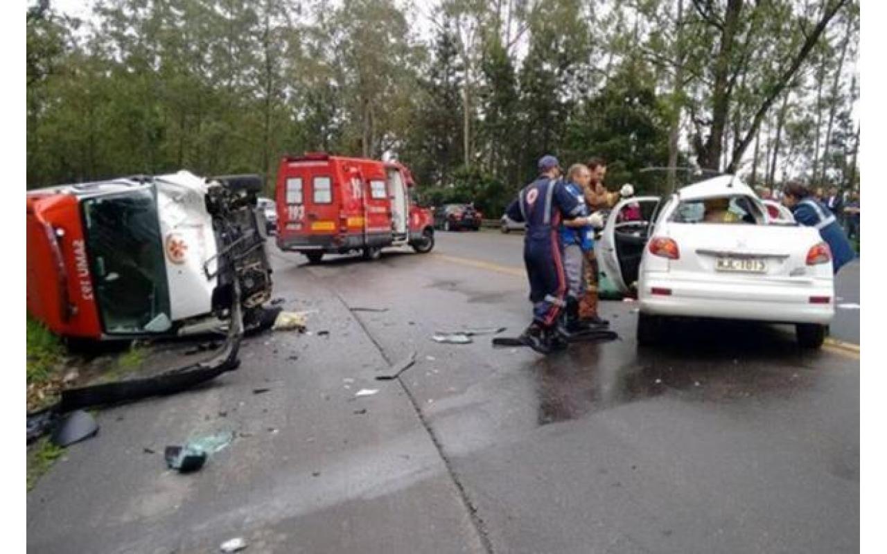 Acidente entre ambulância e carro deixa homem gravemente ferido em Ibirama