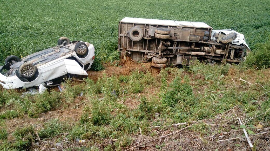Acidente entre carro e caminhão mata uma pessoa na BR-470, em Pouso Redondo