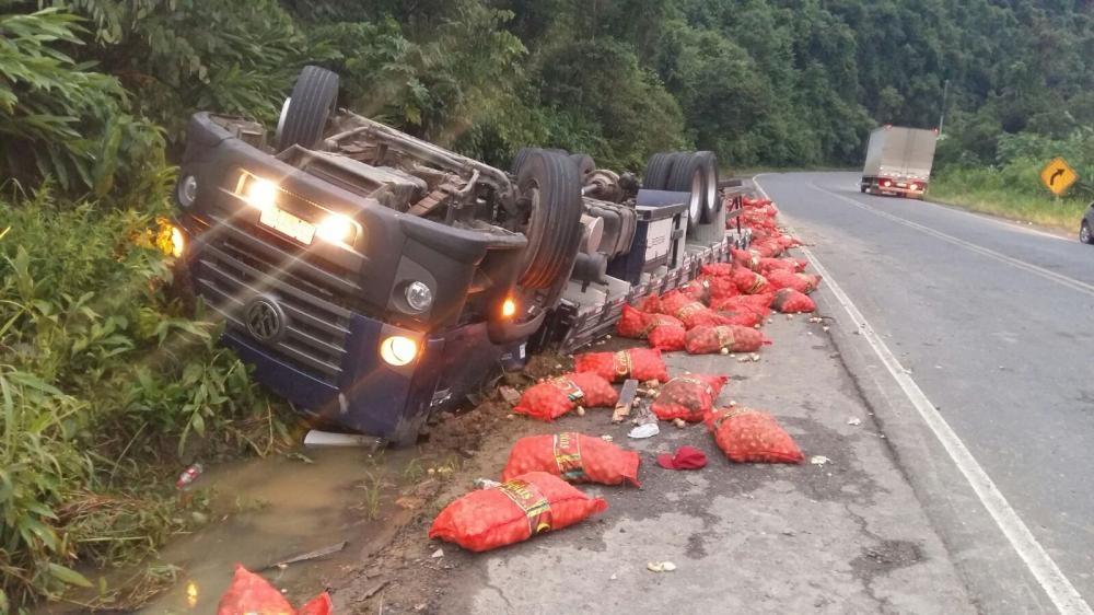 Acidente envolve caminhão carregado de cebolas na SC-350 em Aurora  