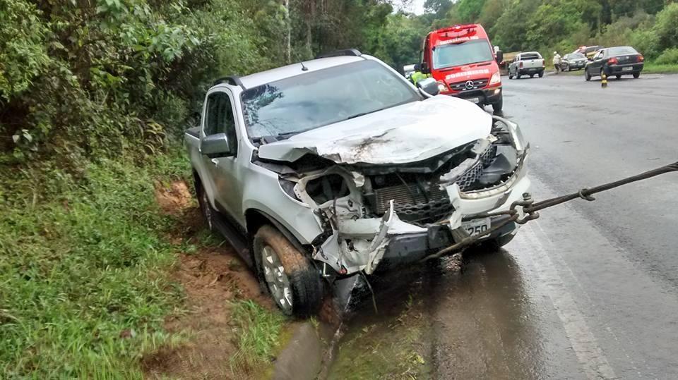 Acidente envolve caminhonete e caminhão na BR-470, em Trombudo Central 