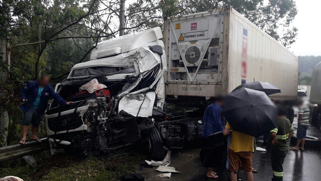 Acidente envolve carreta e caminhão na BR-470, em Pouso Redondo 