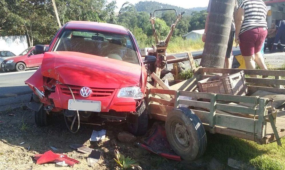 Acidente envolve carro e micro trator em Ituporanga