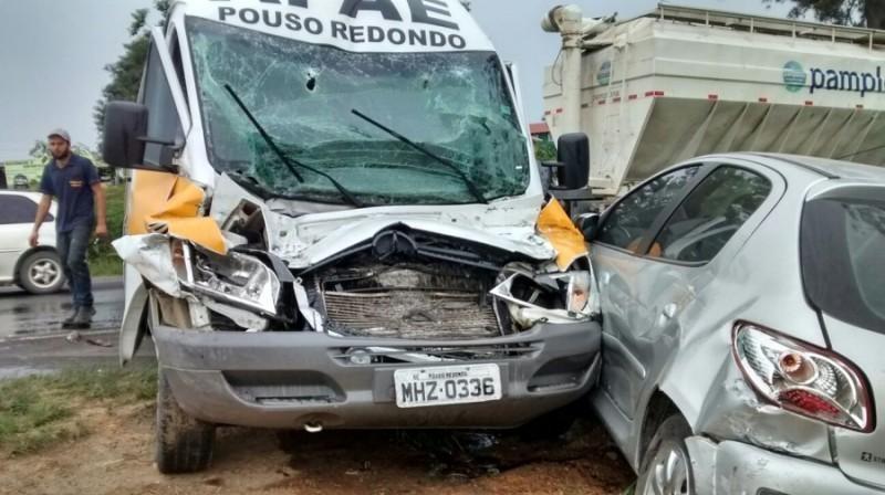 Acidente envolve dois caminhões, van e carro na BR-470 em Pouso Redondo 