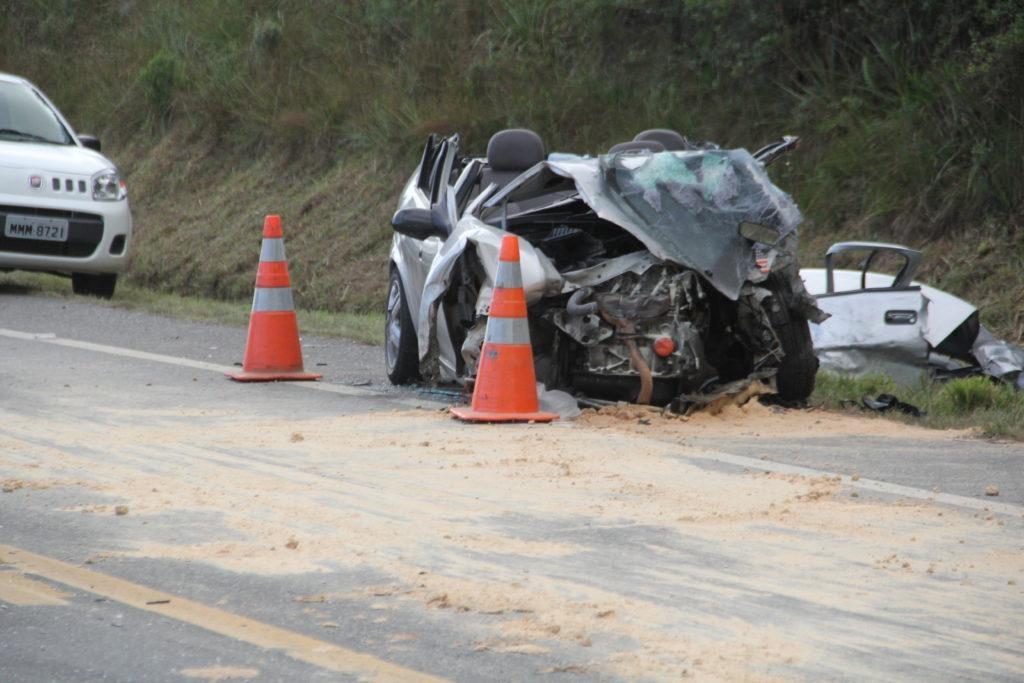Acidente na BR-282 envolvendo três carros mata duas pessoas