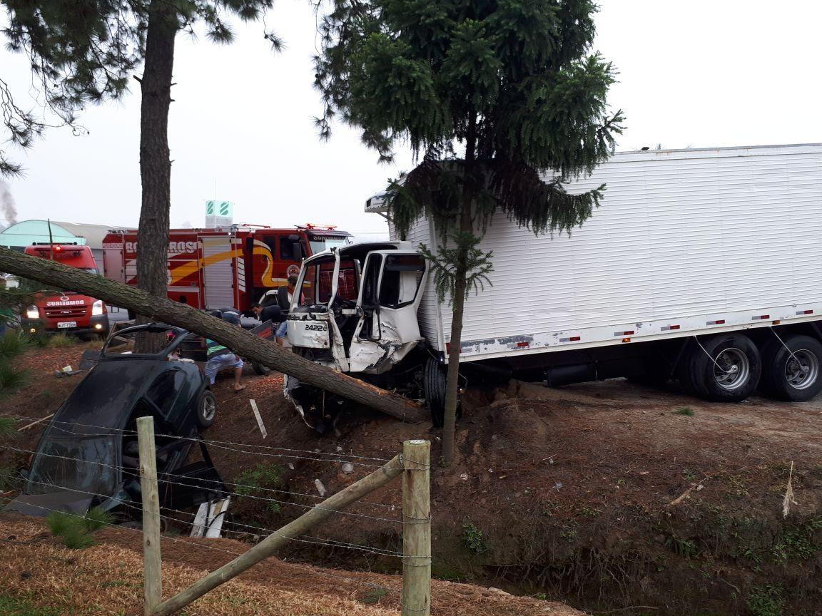 Caminhão bate em carro parado nas margens da BR 470 em Pouso Redondo