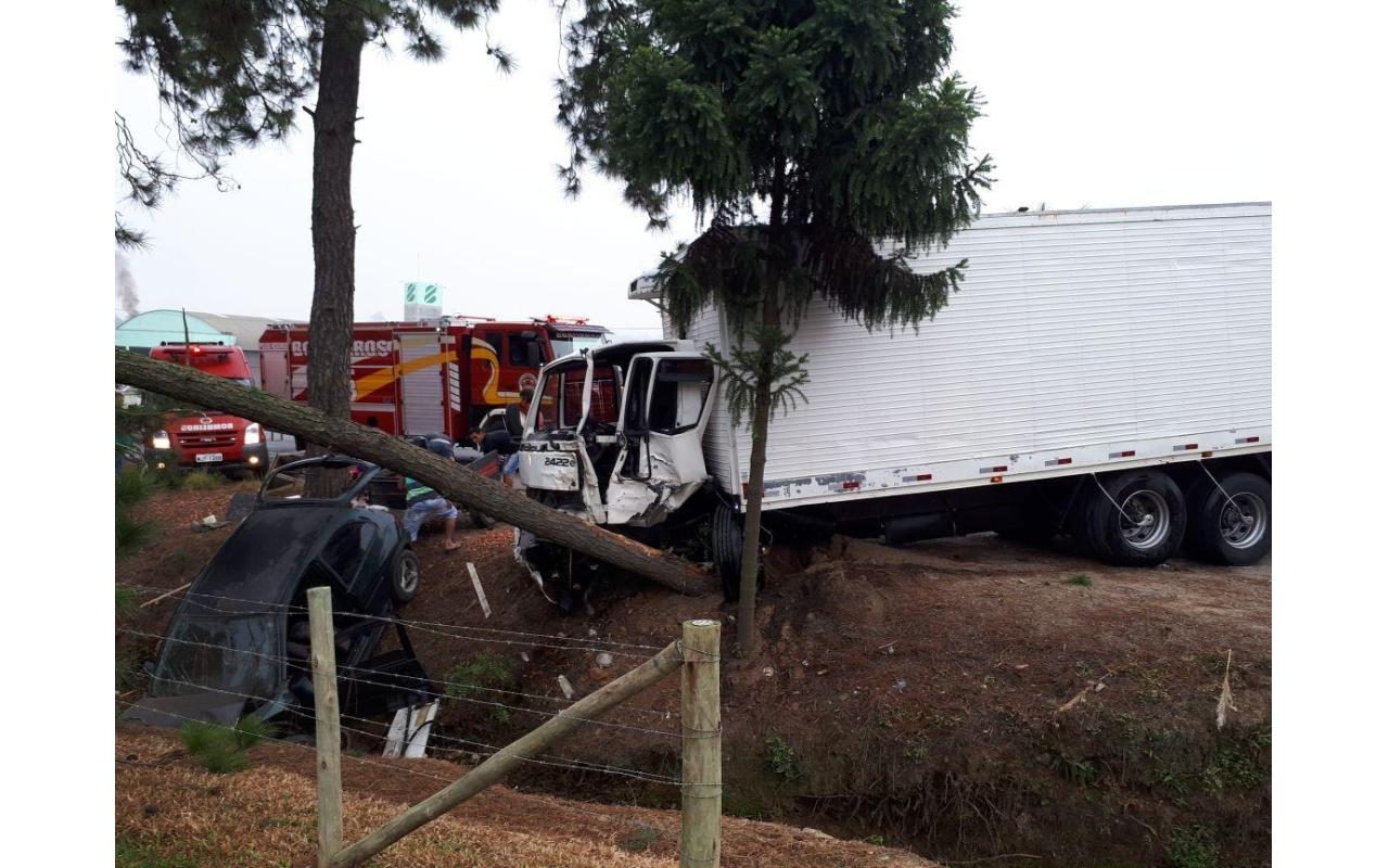 Caminhão bate em carro parado nas margens da BR 470 em Pouso Redondo