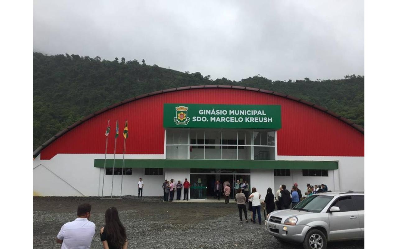 Administração de Leoberto Leal entrega para os moradores o ginásio municipal de esportes