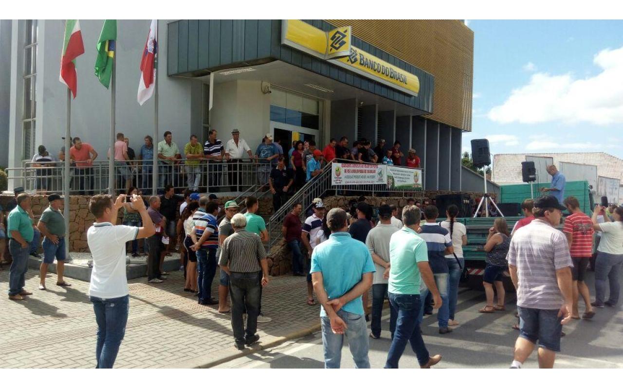 Agricultores fazem reivindicação em frente às agências do Banco do Brasil na Região da Cebola