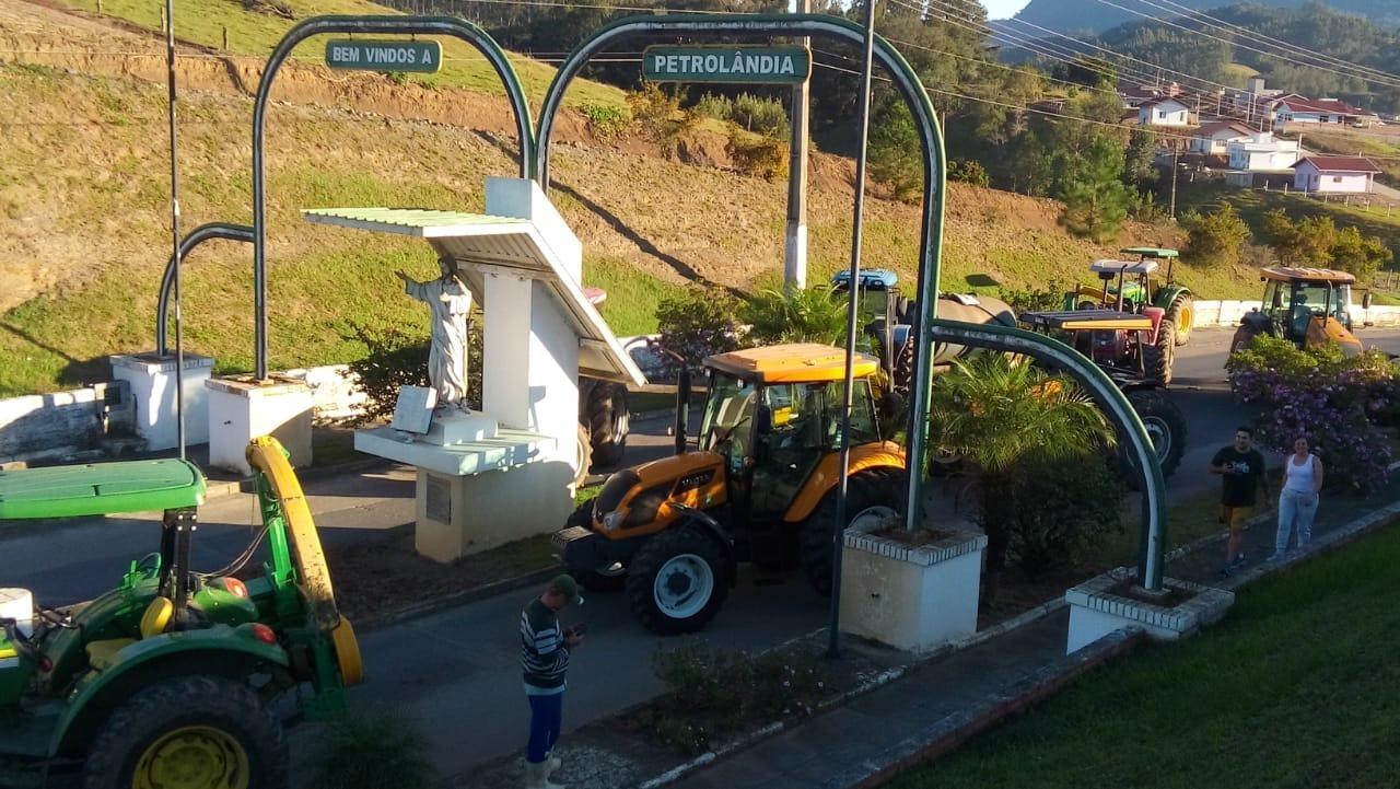 Agricultores fecham acesso de Petrolândia em apoio ao protesto dos caminhoneiros