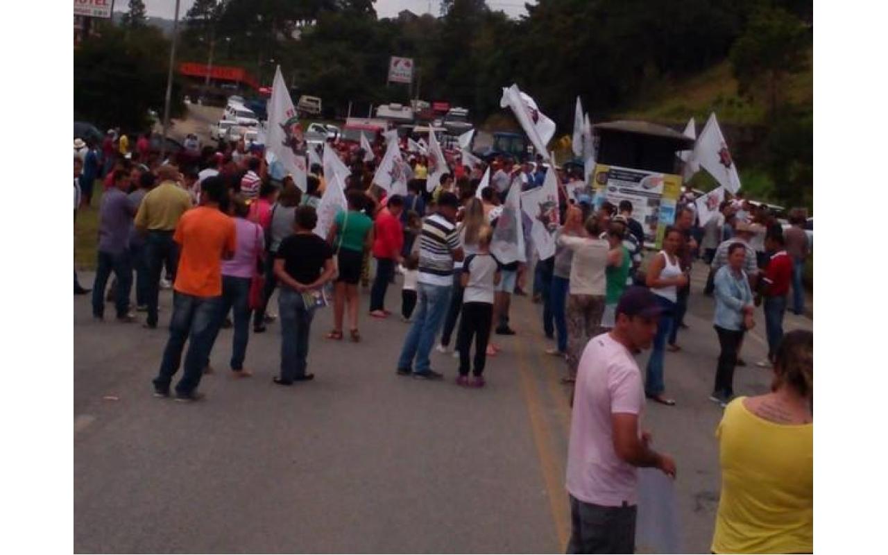 Agricultores fecham BR-282 em protesto pelo preço pago pela cebola 