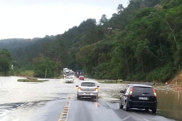 Água baixa e BR-470 é liberada parcialmente para tráfego em Agronômica 