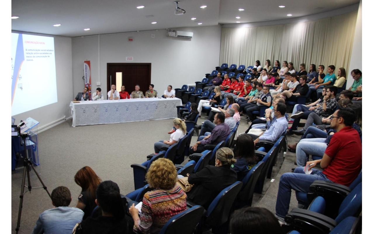 Alunos de Jornalismo da Unidavi promovem debate com o tema “O Poder da Informação em Desastres Naturais”