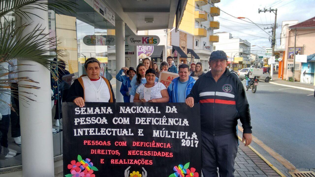 Apaes promovem ações de conscientização no Alto Vale 