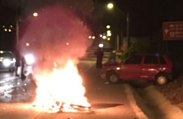 Após colisão com veículo moto pega fogo e uma pessoa morre em Taió