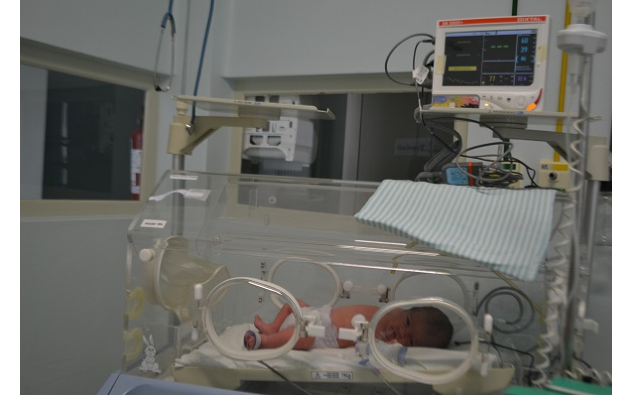 Associação de Voluntárias faz entrega de monitor cardíaco para maternidade do HBJ 
