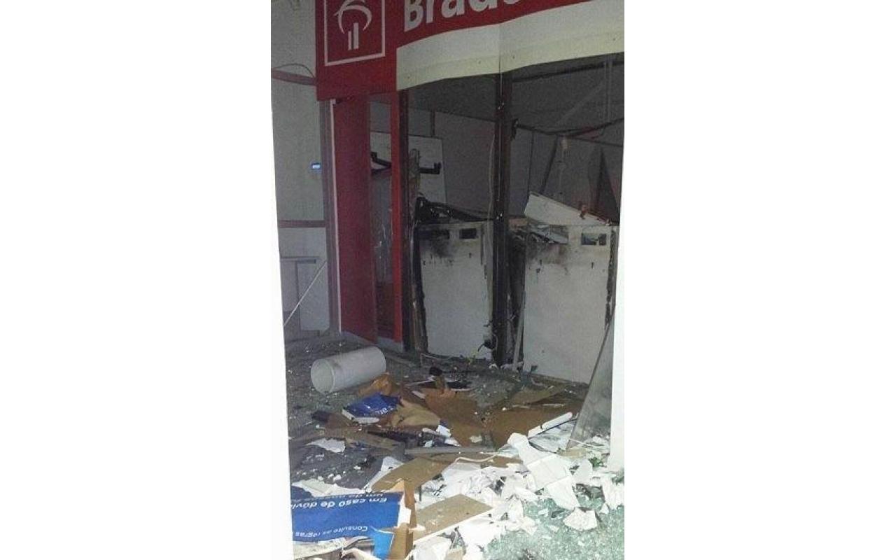 Bandidos explodem caixa eletrônico de banco em Pouso Redondo 
