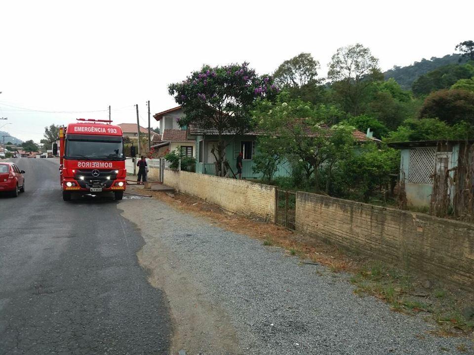 Bombeiros atendem ocorrência de incêndio em residência