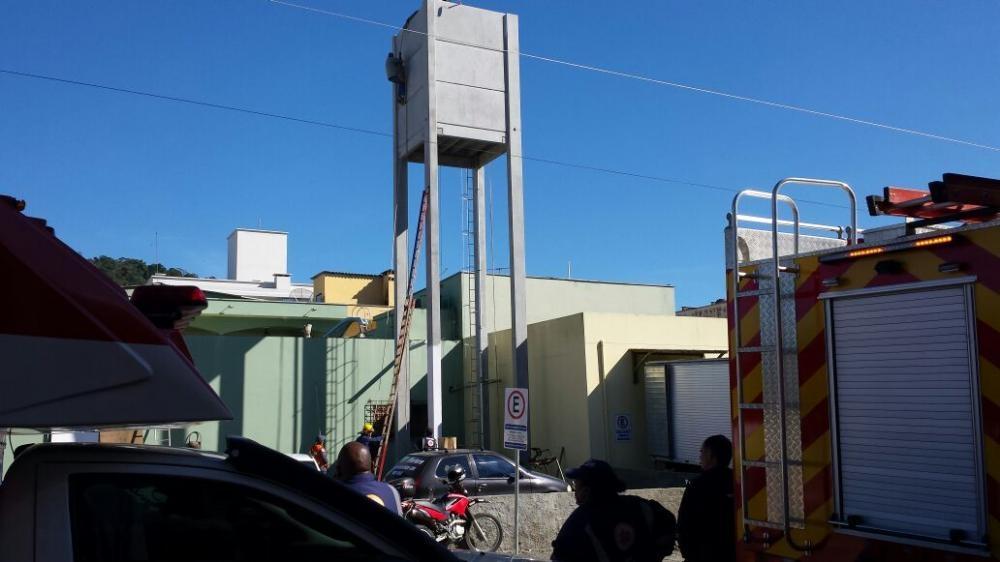 Pintor fica preso a 20 metros de altura em Ituporanga