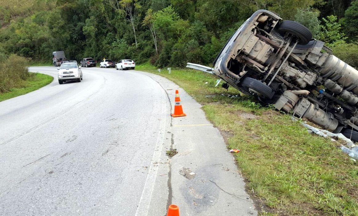 BR-282 em Alfredo Wagner será interrompida para retirada de carreta tombada