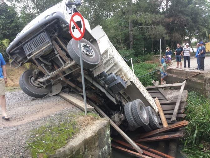 Caçamba para dentro de rio após ponte de madeira cair em Rio do Sul  