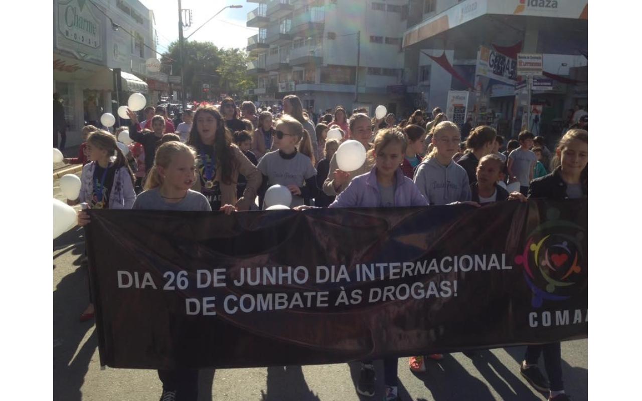 Caminhada alusiva ao Dia Internacional de Combate às Drogas é realizada em Ituporanga