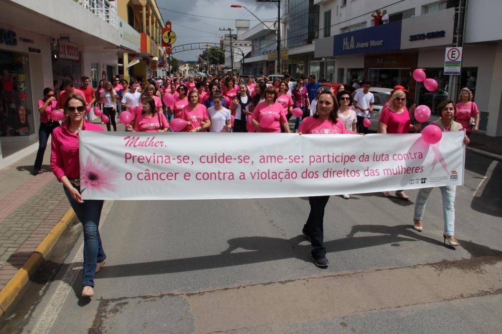 Caminhada Rosa teve orientação, maquiagem, zumba e brindes em Ituporanga
