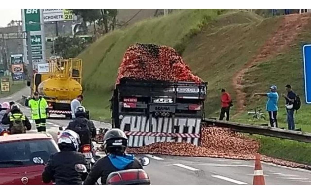 Caminhão com placas de Atalanta carregado de cebolas pega fogo em São Paulo