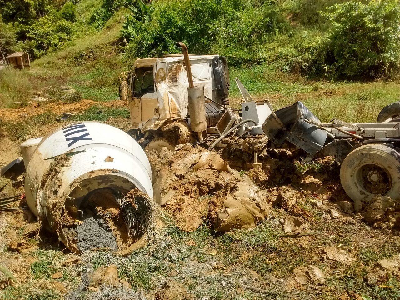 Caminhão sai de pista e capota na SC-110 em Vidal Ramos  