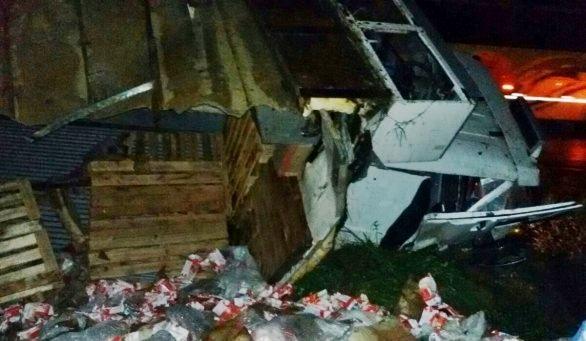 Caminhão tomba e carga de leite é saqueada na BR-470 em Pouso Redondo