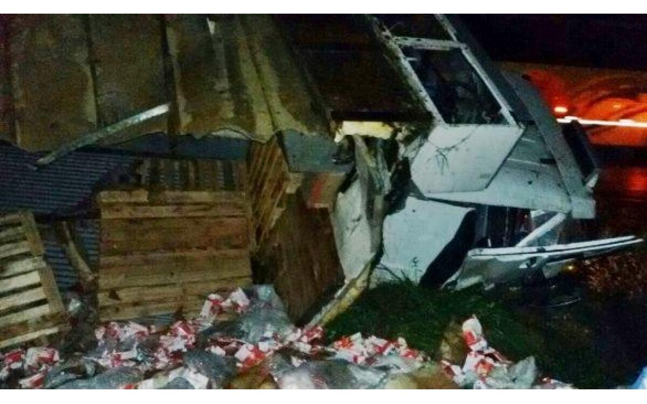 Caminhão tomba e carga de leite é saqueada na BR-470 em Pouso Redondo