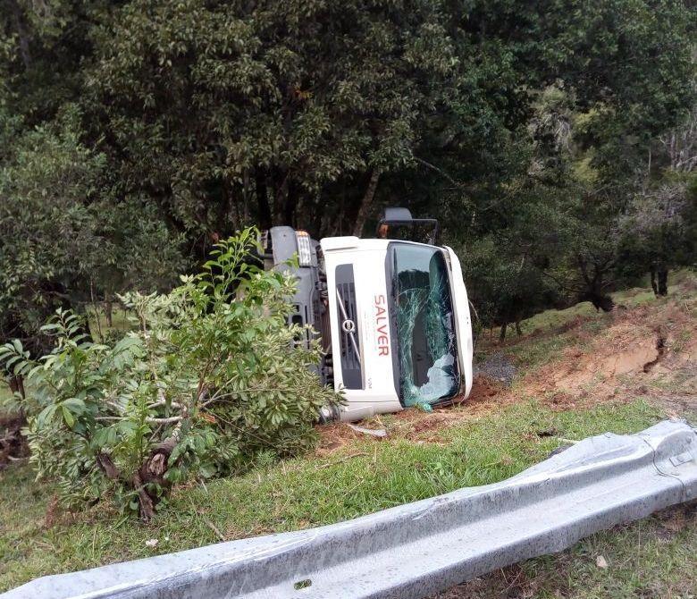 Caminhão tomba na Serra em Leoberto Leal