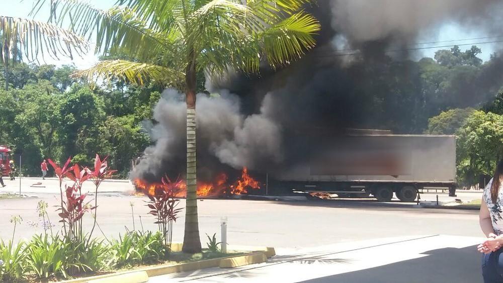 Caminhões batem, pegam fogo e motoristas ficam feridos na BR-470